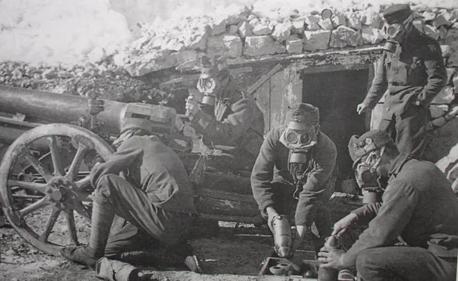 Prav tedaj se, v dvanajstih krvavih bitkah na Soči, ki so se bile od junija 1915 do novembra 1917, ustvarjajo predpostavke rojstva neke daljne prihodnje generacije. FOTO: Muzej Mrzli Vrh