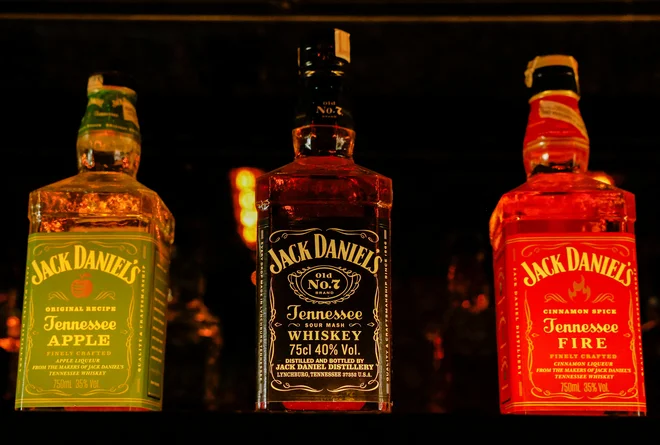 Izvršni direktor podjetja, ki ima v lasti viski znamke Jack Daniel's, je bojkot prodaje njihove pijače označil za nesorazmeren ukrep, ki povzroča celo večjo škodo kot same carine. FOTO: Priyanshu Singh/Reuters