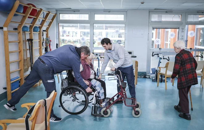 Osnovne plače zaposlenih v dolgotrajni oskrbi bi morale biti vsaj petino višje kot na primerljivih delovnih mestih, menijo v Srebrni niti. FOTO: Jože Suhadolnik/Delo