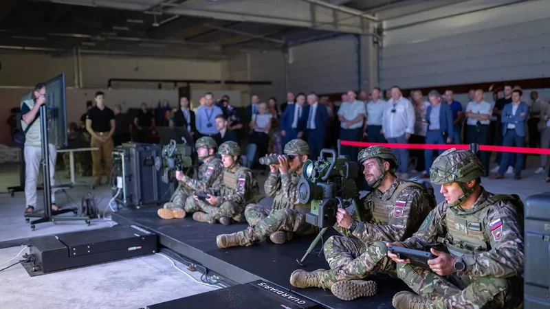 Simulatorje v poslovnih prostorih ljubljanskega Guardiarisa preizkušajo pripadniki vojska iz številnih evropskih držav, ključno pa je sodelovanje s Slovensko vojsko. Foto Guardiaris