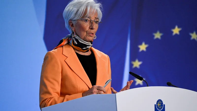 Denarna politika postaja pomenljivo manj omejevalna, pravi predsednica ECB Christine Lagarde. Foto Jana Rodenbusch/Reuters