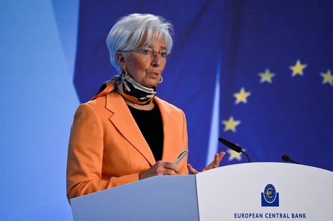 Denarna politika postaja pomenljivo manj omejevalna, pravi predsednica ECB Christine Lagarde. Foto Jana Rodenbusch/Reuters