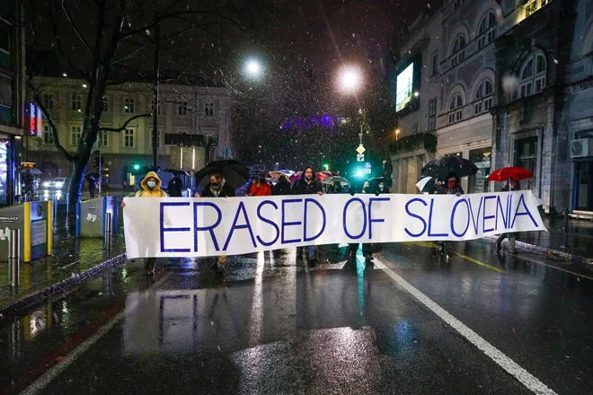 Vlada bo 1999 status brez odškodnin vrnila samo tem 10.000, ki so vladni nezakoniti ukaz kršili – tistim 15.000, ki so ga »ubogali«, pa vse do danes ni priznala nič. FOTO: Črt Piksi