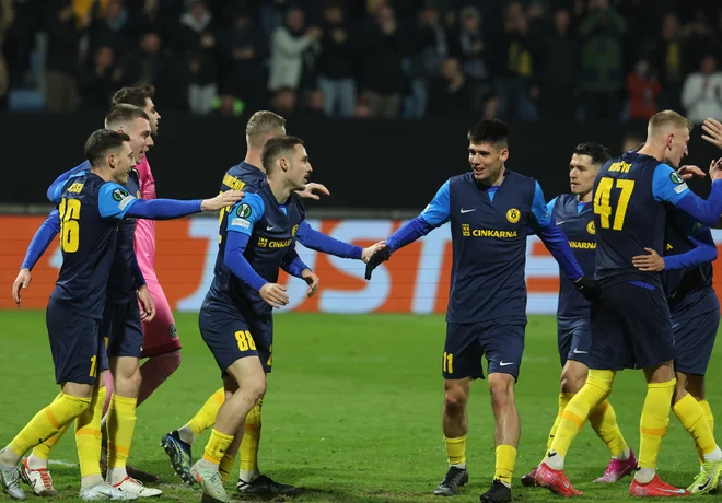 Takole so se Celjani razveselili edinega gola na tekmi. FOTO: Blaž Samec/Delo