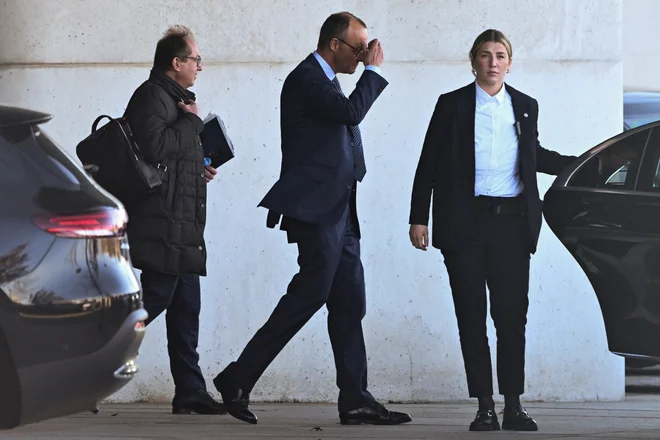 Prihajajoči nemški kancler Friedrich Merz se je z bodočimi koalicijskimi partnerji dogovoril o razlahljanju zelo rigidnega fiskalnega pravila, ki omejuje zadolževanje in zahteva strogo fiskalno disciplino. FOTO: Annegret Hilse/Reuters