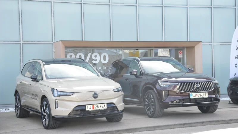 Volvo EX 90 in volvo XC 90, prvi na elektriko, drugi kot blagi ali priključni hibrid.
FOTO: Gašper Boncelj