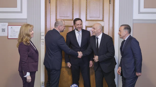 K vpisu obveznice so povabili: vodja bančne podružnice BKS Bank Jana Benčina Henigman, predsednik uprave NLB Blaž Brodnjak, finančni minister Klemen Boštjančič, predsednik uprave OTP banke Spyridon Ntallas in predsednik uprave Iilirike Igor Štemberger. FOTO: Jože Suhadolnik/Delo