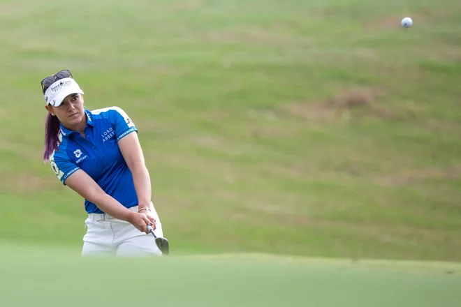Ana Belac se trudi na golf igrišču na Kitajskem. FOTO: Hannah Ruhoff/AFP
