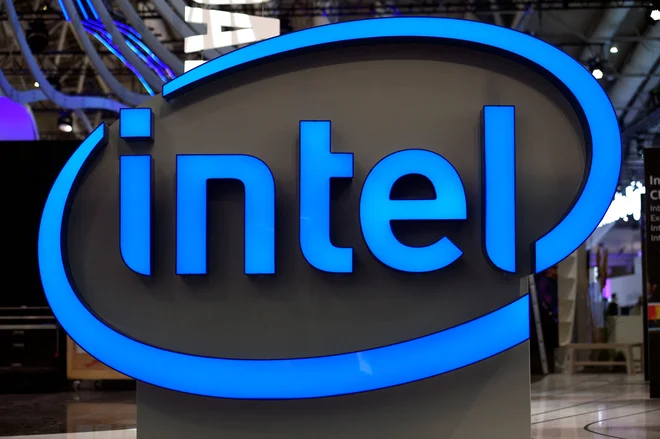 Intel je v slabem položaju. Analitiki so zaskrbljeni, ker zamuja pri uvajanju svojega proizvodnega procesa 18A, s katerim je želel zmanjšati zaostanek za družbo TSMC na področju izdelave najsodobnejših čipov.  FOTO: Fabian Bimmer/Reuters