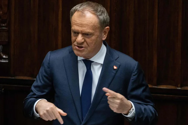 Poljski premier Donald Tusk je kot odziv na spreminjajoče se varnostne razmere v Evropi napovedal obsežno vojaško usposabljanje za vse odrasle moške. FOTO: Wojtek Radwanski/AFP