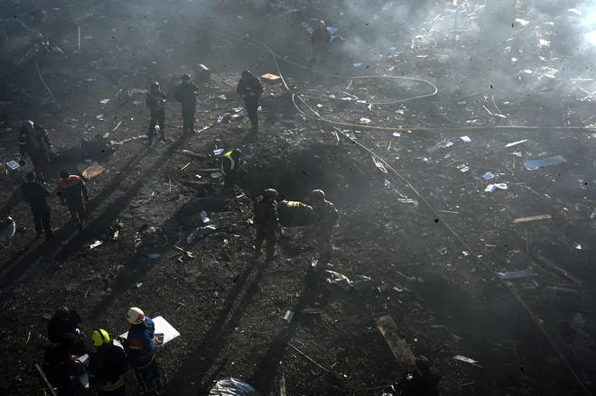 Še isti dan, ko je ZDA prenehala vojaško podpirati Ukrajino, je Rusija izvedla obsežne napade z droni in balističnimi raketami po Ukrajini. FOTO: Sergei Bobok/AFP