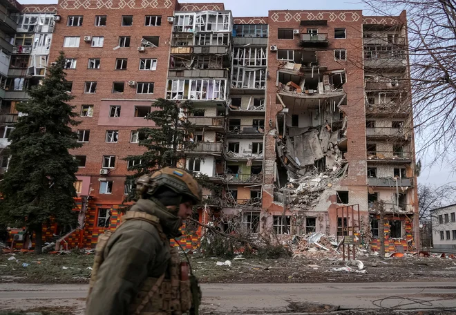 O uničenih objektih, stanovanjskih poslopjih in ranjenih ljudeh so poročali iz različnih delov Ukrajine. FOTO: Inna Varenytsia/Reuters
