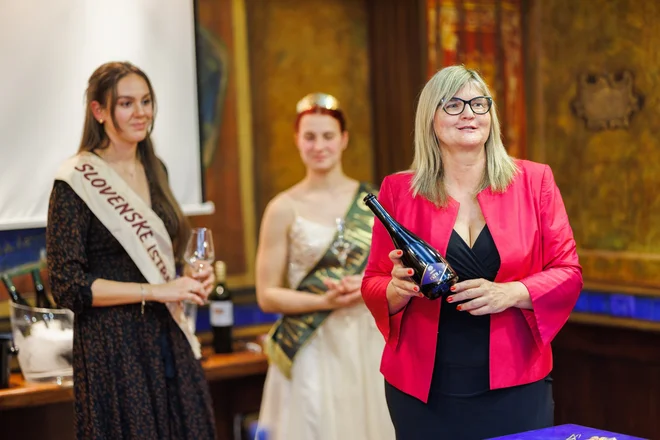 »Pred leti mi je kolega dejal, da bomo zmagali, ko bodo Štajerci začeli piti malvazijo; to se že dogaja, zdaj pa so naši cilji še višji,« je v smehu dejala Ingrid Mahnič, predsednica Društva vinogradnikov Slovenske Istre (prva z desne).  FOTO:  Jaka Ivančič/Društvo vinogradnikov Slovenske Istre
