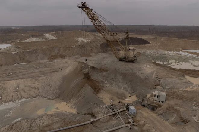Z vlaganjem v rudarsko in predelovalno industrijo, ki upošteva stroge standarde ESG (okoljske, socialne in upravljavske), podkrepljenim z ukrepi za upravljanje povpraševanja trga, recikliranje in sporazumi o kritičnih mineralnih surovinah s podobno mislečimi državami, lahko zmanjšamo odvisnost od nenaklonjenih držav ter naredimo odločilni korak k trajnostni in varni prihodnosti. FOTO: Roman Pilipey/AFP
