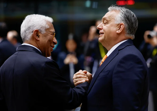 Predsednik evropskega sveta António Costa (levo) je po vrhu ugotavljal, da je bila Madžarska Viktorja Orbána izolirana med 27 državami članicami. FOTO: Christian Hartmann/Reuters