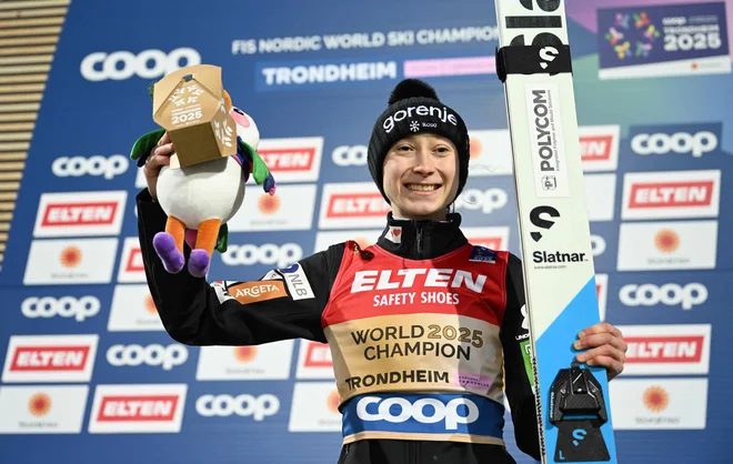 Nika Prevc je skakalna kraljica Trondheima. FOTO: Jonathan Nackstrand/AFP