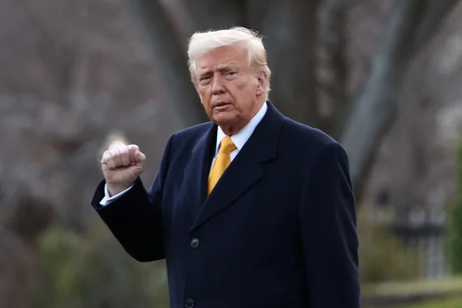 Donald Trump je sprva razmišljal o novih sankcijah proti Rusiji, nato pa o ruskih napadih na Ukrajino dejal, da Putin dela to, kar bi vsakdo. FOTO: Evelyn Hockstein/Reuters