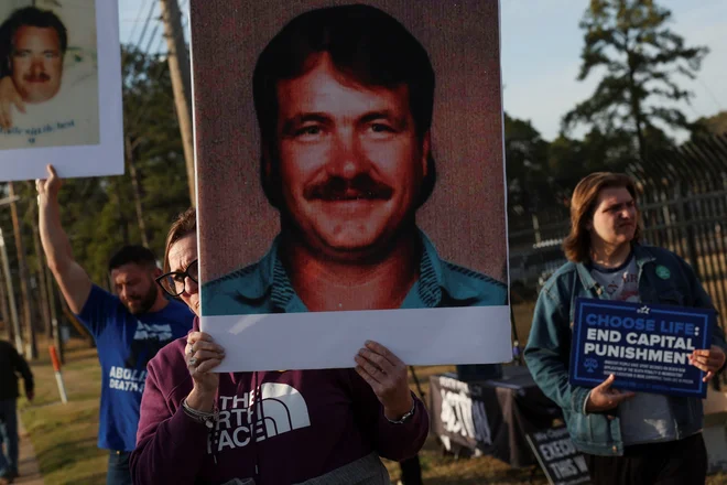 Včeraj so potekali protesti proti smrtni kazni. Na plakatu na smrt obsojeni Brad Sigmon. FOTO: Shannon Stapleton/Reuters