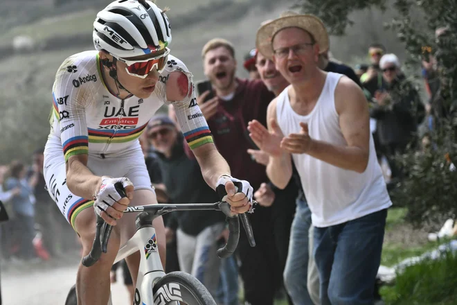 Tadej Pogačar je kljub hudemu padcu tretjič dobil dirko Strade Bianche. FOTO: Marco Bertorello/AFP