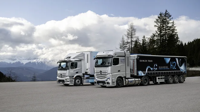 Mercedes tako kot še kdo razvija dve tehniki: električne tovornjake, v katerih električna energija nastaja v gorivnih celicah s pomočjo vodika (spredaj), in tiste z baterijami, ki se z elektriko polnijo na zunanjem omrežju (zadaj). FOTO: Daimler Truck