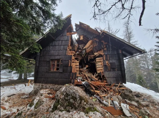 Po družbenih omrežjih so zakrožile fotografije koče, ki jo je presekalo letalo, ter zvočni posnetki kontrole letenja. FOTO: družbena omrežja