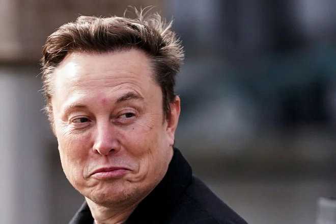 Čeprav Musk poudarja, da so napadi na X pogosti, je izpostavil, da je bil ta izjemno obsežen in zahteval ogromne vire, kar nakazuje na delovanje dobro organizirane skupine ali celo države. FOTO: Nathan Howard/Reuters