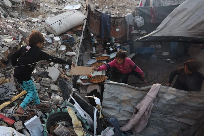 Palestinska družina v taborišču Džabalija. FOTO: Omar Al-qattaa/AFP