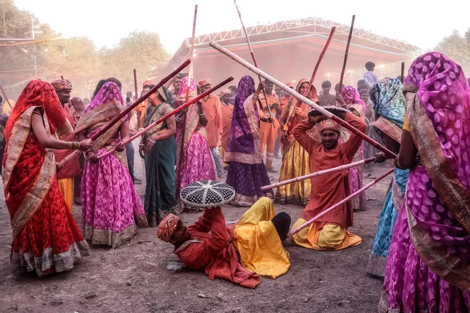 Utrinek iz praznovanja hindujskega spomladanskega praznika barv Lathmar Holi v mestu Mathura na severu indijske zvezne države Utar Pradeš. Foto: Afp