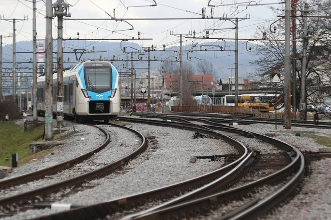 V Ukrajini večino težke vojaške opreme do bojišča pripeljejo po železniških tirih. Ker Slovenija leži na pomembnem evropskem križišču, bi s hitro izgranjo infrastrukture prispevala tudi k evropski varnosti. FOTO: Dejan Javornik
