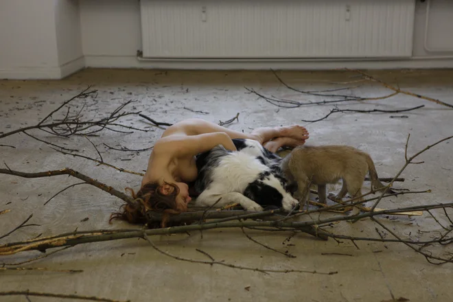 Maja Smrekar je leta 2017 na elitni prireditvi Ars Electronica s serijo projektov K-9_topologija, ki jo SDS zlorablja na plakatih, pometla s konkurenco v kategoriji hibridne umetnosti in osvojila zlato niko, eno izmed najvišjih nagrad za sodobno umetnost, ki je kdaj prišla v Slovenijo. FOTO: Osebni Arhiv