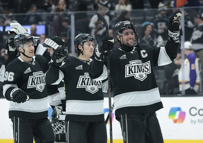 Kapetan Los Angeles Kings Anže Kopitar (desno) je bil navdušen nad zmago proti tekmecem z vzhoda. FOTO: Ronald Martinez/Getty Images Via AFP