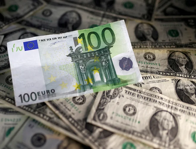 Evro je v zadnjem tednu pridobil več kot štiri odstotke vrednosti v primerjavi z dolarjem, situacija ta teden pa se za evro še izboljšuje. FOTO: Dado Ruvic/Reuters