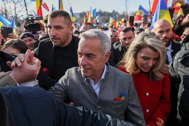 Romunsko ustavno sodišče je zavrnilo kandidaturo skrajno desnega kandidata, ki je v razveljavljenem prvem krogu predsedniških volitev prejel največ glasov, Călina Georgescuja. FOTO: George Calin/Reuters