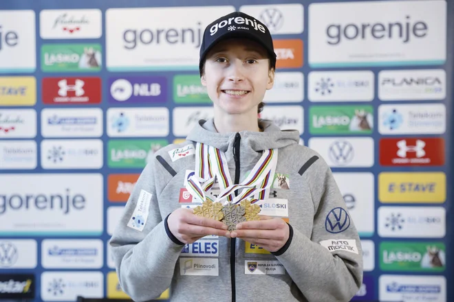 Na vse kolajne iz Trondheima je Nika Prevc izjemno ponosna. FOTO: Leon Vidic/Delo