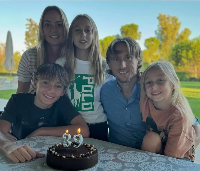 Luka Modrić in soproga Vanja imata tri otroke, takole so vsi skupaj praznovali Lukov 39. rojstni dan. FOTO: Instagram