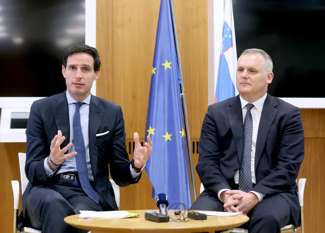 »Nimamo razkošja, a ne bomo zmanjšali podnebnih ambicij. Ob tem se moramo še spoprijeti z nevarnostjo na meji,« je dejal komisar Wopke Hoekstra na obisku pri ministru Bojanu Kumru. FOTO: Blaž Samec/Delo