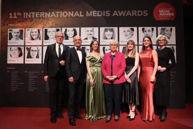 Na fotografiji z leve predsednik mednarodne strokovne komisije Borut Štrukelj, ustanovitelj nagrade International Medis Awards in družbe Medis Tone Strnad, finalistka za nagrado Vesna Marija van Midden, predsednica Slovenije Nataša Pirc Musar, nagrajenka Alja Kavčič, direktorica družbe Medis Maja Strnad Cestar in strokovna direktorica družbe Medis Martina Perharič. FOTO: Katja Kodba