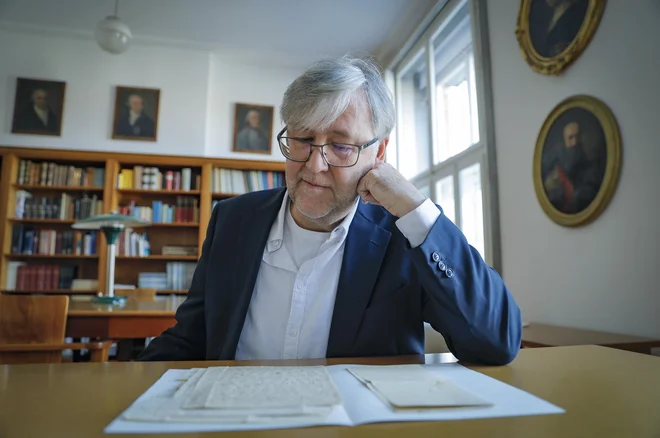 Marijan Rupert: »Ko je Ivan Cankar umrl, ni imel nobenih prihrankov, niti lastnine, le obleko, ki jo je imel na sebi. Njegov pogreb je bil velik dogodek, a zanimivo je, da nismo našli niti ene fotografije, ki bi pričala o tem.« FOTO: Jože Suhadolnik
