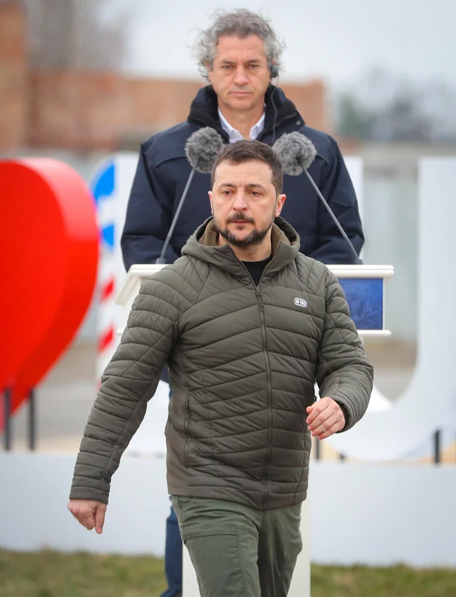 Spremenjena politika ZDA do pomoči Ukrajini, rožljanje z ruskim »bavbavom« in tretjo svetovno vojno je Evropsko unijo nagnalo, da je ustrežljivo, kar čez noč, izdatno povečala svoje predvidene obrambne izdatke. (Na fotografiji slovenski predsednik Robert Golob in ukrajinski Volodimir Zelenski na slovesnosti v spomin civilnim žrtvam vojne v Ukrajini 31. marca 2023.) FOTO: Matej Družnik