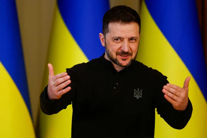 »Imamo pravo priložnost, da to vojno končamo hitro in zagotovimo trajen mir. Naši evropski partnerji so nam dali jasna varnostna zagotovila,« je Zelenski zapisal na družbenem omrežju X. FOTO: Valentyn Ogirenko/Reuters