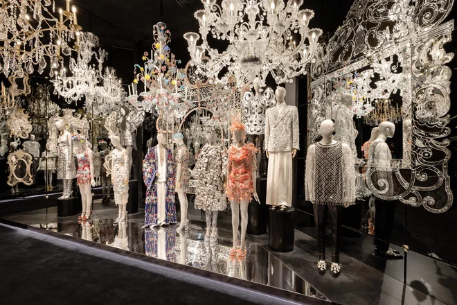 Dolce & Gabbana sta se v svojem ustvarjenju poklonila tudi večstoletni beneški steklarski tradiciji. FOTO: Mark Blower
