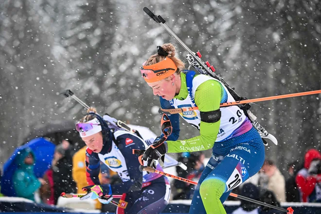 Anamarija Lampič je prvi strelski nastop opravila brezhibno, stoje pa ni bila natančna. FOTO: Jure Makovec/AFP
