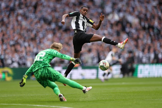 Nogometaši Newcastla so v finalu angleškega ligaškega pokala na Wembleyju premagali vodilno ekipo Premier lige Liverpool z 2:1. Newcastle je končal 70-letno čakanje na novo domačo lovoriko, osvojil je prvo po zmagoslavju v Pokalu FA leta 1955. Foto: David Klein/Reuters