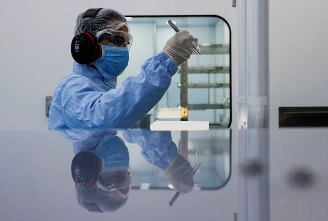 Farmacevtska industrija poziva administracijo predsednika Trumpa in uradnike Evropske unije, naj zdravila izključijo iz širjenja carinskih vojn, saj bi se zaradi carin zvišala cena zdravil in dostop do njih bi bil oviran. FOTO: Reuters