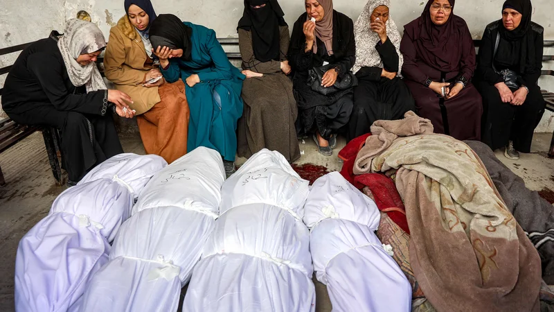 Izraelska vojska je izvedla obsežne zračne napade na Gazo, v katerih je bilo po podatkih palestinskega ministrstva za zdravje ubitih več kot 400 Palestincev, večinoma ženske in otroci. Gre za najhujše napade od januarskega dogovora o prekinitvi ognja. Foto: Omar Al-qattaa/Afp