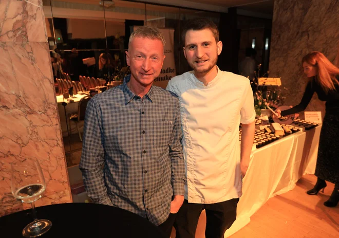 Mladi up: Jure Dretnik z očetom Francijem s svojo majhno restavracijo v centru Slovenj Gradca orje ledino v tem delu Slovenije. FOTO: Dejan Javornik
