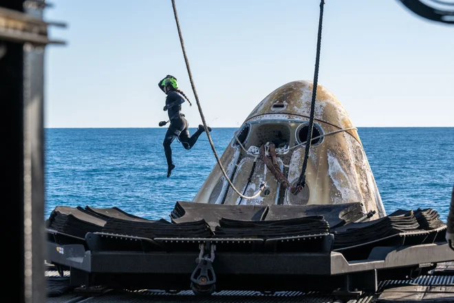Pri reševanju je ključno vlogo odigralo vesoljsko plovilo Spacexa Dragon. Na krovu so bili astronavti Nase Nick Hague, Suni Williams in Butch Wilmore ter kozmonavt Aleksander Gorbunov. FOTO: AFP