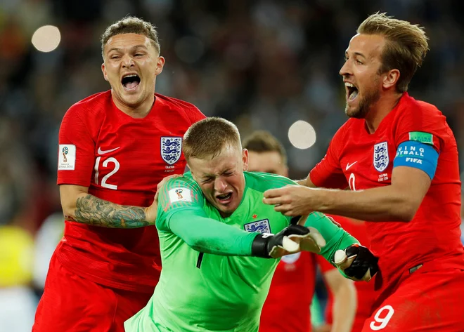 Southgate je posebej poudaril, da mladi moški potrebujejo dobre voditelje, ki bodo postavili prave vzore. Kot primer je izpostavil angleška reprezentanta Harryja Kana (na fotografiji desno) in Jordana Hendersona, ki sta ustvarila pozitivno ekipo, kjer so mladi igralci dobili priložnost za razvoj. FOTO: John Sibley/Reuters