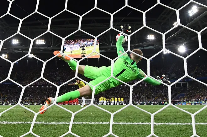 Eric Dier je uspešno izvedel enajstmetrovko in Angliji prinesel prvo zmago v izvajanju kazenskih strelov na svetovnih prvenstvih. FOTO: Franck Fife/AFP