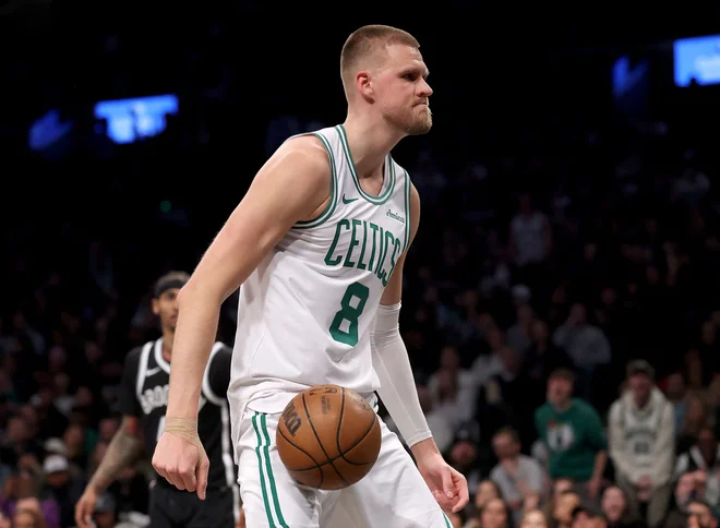 Kristaps Porziņģis, ki se je vrnil po osmih tekmah odsotnosti zaradi bolezni dihal, je blestel s 25 točkami, 13 skoki, ukradeno žogo in tremi blokadami. FOTO: AFP